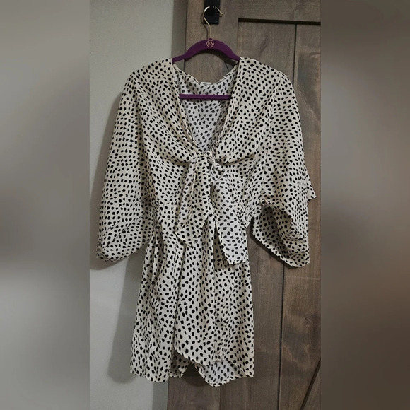 VICI Flawless Well Behaved Printed Pocketed Tie Romper. Size small - Picture 7 of 16